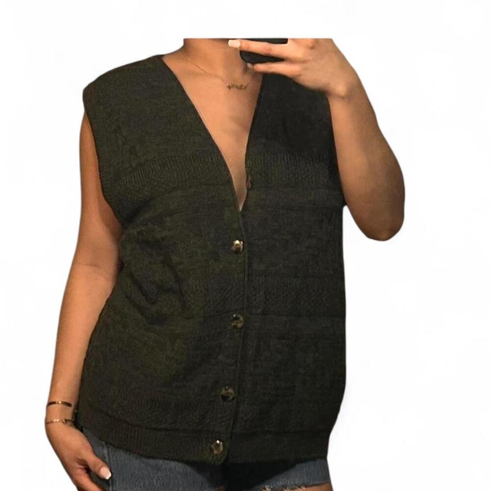 Outline Knit Sweater Vest